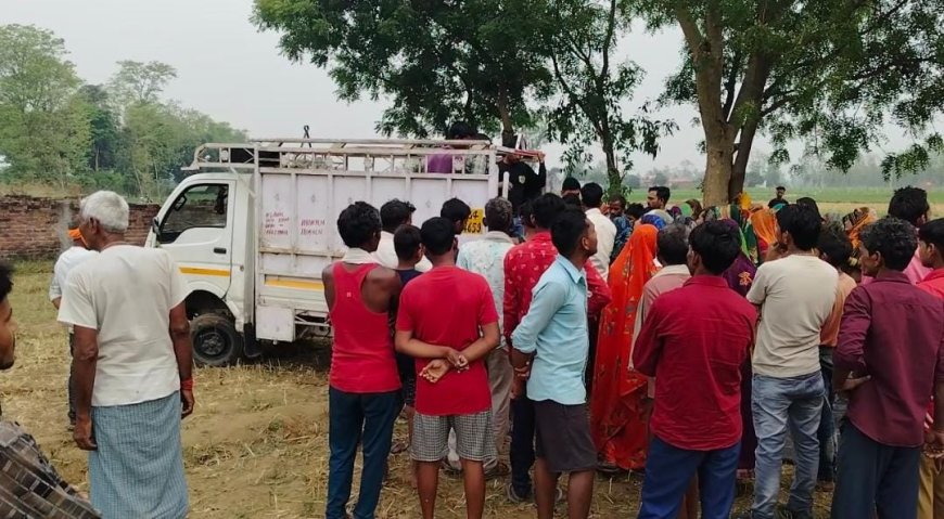 अज्ञात कारणों के चलते गांव के पश्चिम में युवक ने पेड से लटककर लगाई फांसी हरगांव पुलिस मौके पर मौजूद