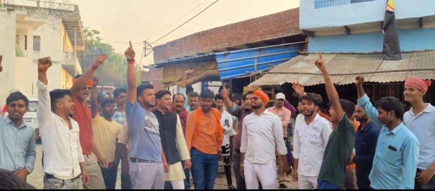 भदोही में युवाओं ने पाकिस्तान और आतंकवाद का फुका पुतला