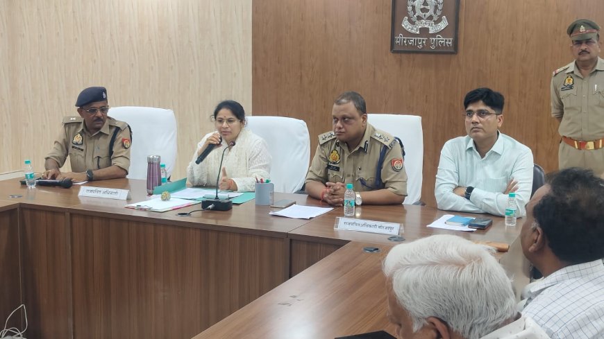 पुलिस लाइन मनोरंजन कक्ष में व्यापार मण्डल, प्रबुद्ध नागरिक, ट्रांसपोर्ट एशोसिएशन की बैठक कर दी गई जानकारी-यह माकड्रिल है रूटीन अभ्यास