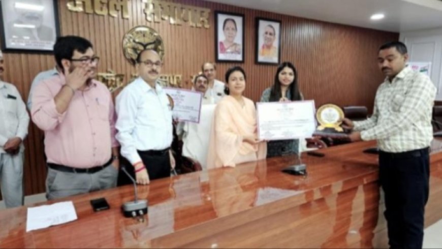 जनपद लखीमपुर खीरी में सर्वाधिक गेंहूँ खरीद करने वाले साधन सहकारी समिति के सचिव को डीएम ने किया सम्मानित