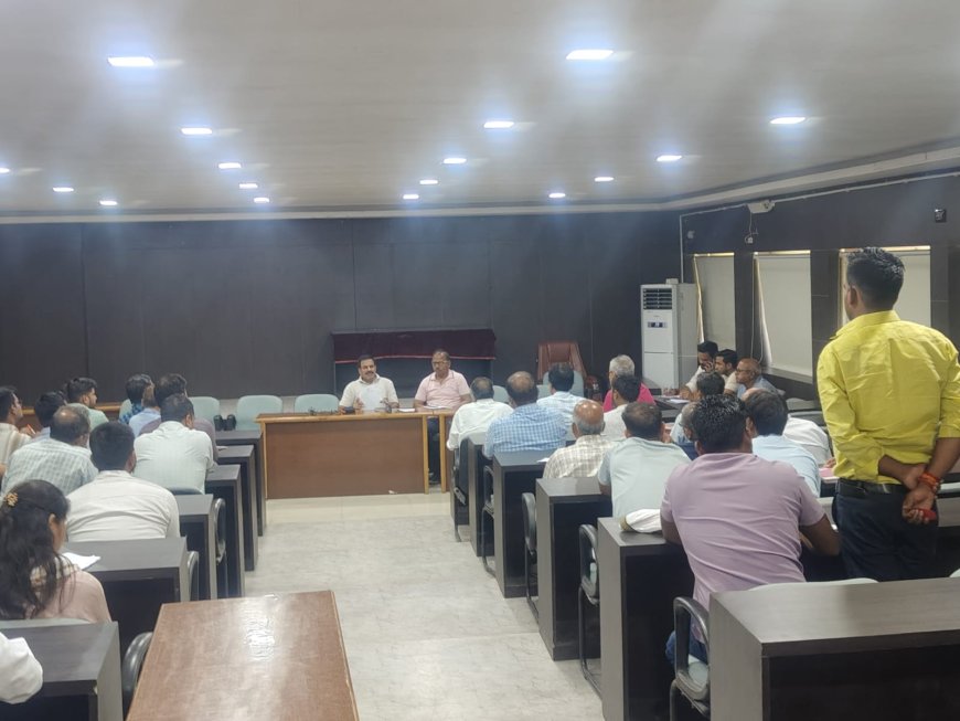 वर्तमान परिस्थितियो को दृष्टिगत रखते हुयें नगर निगम आयुक्त ने निगम अधिकारियो कर्मचारियो की ली बैठक नगरीय क्षेत्र के वार्डो में वालेटियर नियुक्त करने के दिए निर्देश