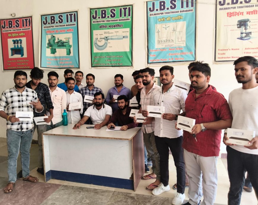 टैबलेट पाकर छात्र छात्राओं के चेहरे खिल उठे