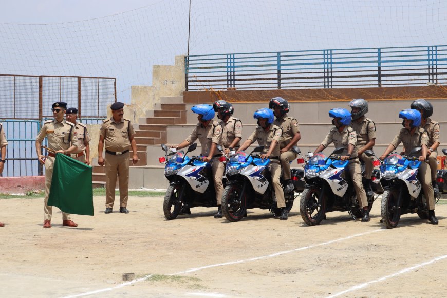 एसएसपी पौड़ी का पौड़ी पुलिस को हाईटेक करने का प्रयास जारी, पुलिस पेट्रोलिंग हेतु 06 ’आधुनिक स्पोर्टस बाइक' को हरी झण्डी दिखाकर किया रवाना।
