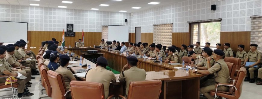 पुलिस लाइन पौड़ी में अप्रैल माह की मासिक अपराध गोष्ठी संपन्न, उत्कृष्ट कार्य करने वाले पुलिसकर्मी सम्मानित।