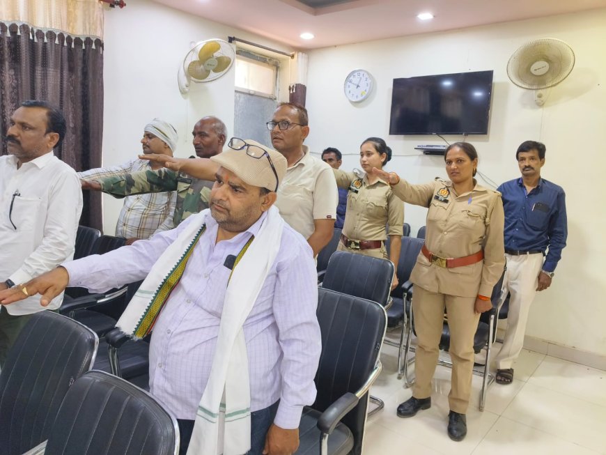 राष्ट्रीय डेंगू दिवस जनपद चित्रकूट में आज दिनांक 16 मई 2025 को लोगों को डेंगू रोग से बचाव हेतु जागरूक कर व शपथ ग्रहण कराकर मनाया गया।