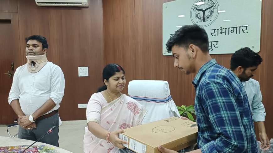 मुख्यमंत्री बाल सेवायोजना अंतर्गत राज्यसभा सांसद डॉ संगीताबलवंत ने बच्चों को लैपटॉप का किया वितरण