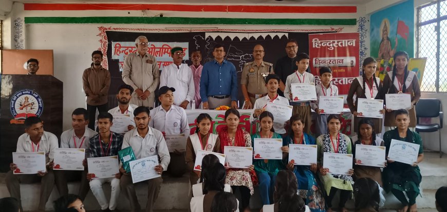 जिलाधिकारी एवं पुलिस अधीक्षक चित्रकूट की गरिमामई उपस्थिति में शान्ती देवी इंटर कॉलेज पहाड़ी के प्रतिभावान छात्र एवं छात्राओं का सम्मान समारोह