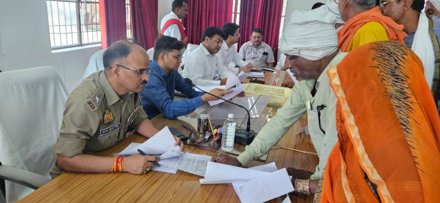 जिलाधिकारी एवं पुलिस अधीक्षक चित्रकूट की अध्यक्षता में तहसील सभागार राजापुर में सम्पूर्ण समाधान दिवस का आयोजन किया गया