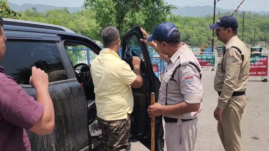 थाना लक्ष्मणझूला:- पौड़ी पुलिस की बड़ी कार्रवाई – नियम विरुद्ध काली फिल्म लगे वाहनों पर की चालानी कार्रवाई।