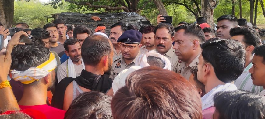 शव को सड़क पर रख गोहन माधौगढ़ मार्ग पर ग्रामीणों ने लगाया जाम