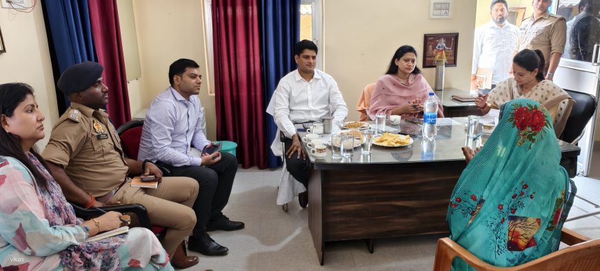 _*डीएम-एसपी ने थाना दिवस पर महराजगंज में सुनी लोगों की फरियाद*_