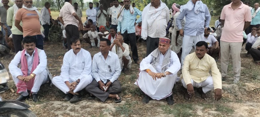 सिद्धौर के पूर्व चेयरमैन रामदेव यादव के अन्तिम संस्कार में पूर्व विधान परिषद सदस्य अरविंद कुमार यादव सहित सैकड़ों लोग शामिल हुए