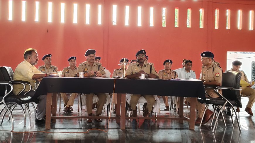 पुलिस उप महानिरीक्षक चित्रकूटधाम परिक्षेत्र बांदा द्वारा ज्येष्ठ मास अमावस्या मेला में लगे समस्त अधिकारी/कर्मचारीगणों को ब्रीफ कर सतर्कता पूर्वक ड्यूटी करने हेतु निर्देशित किया गया