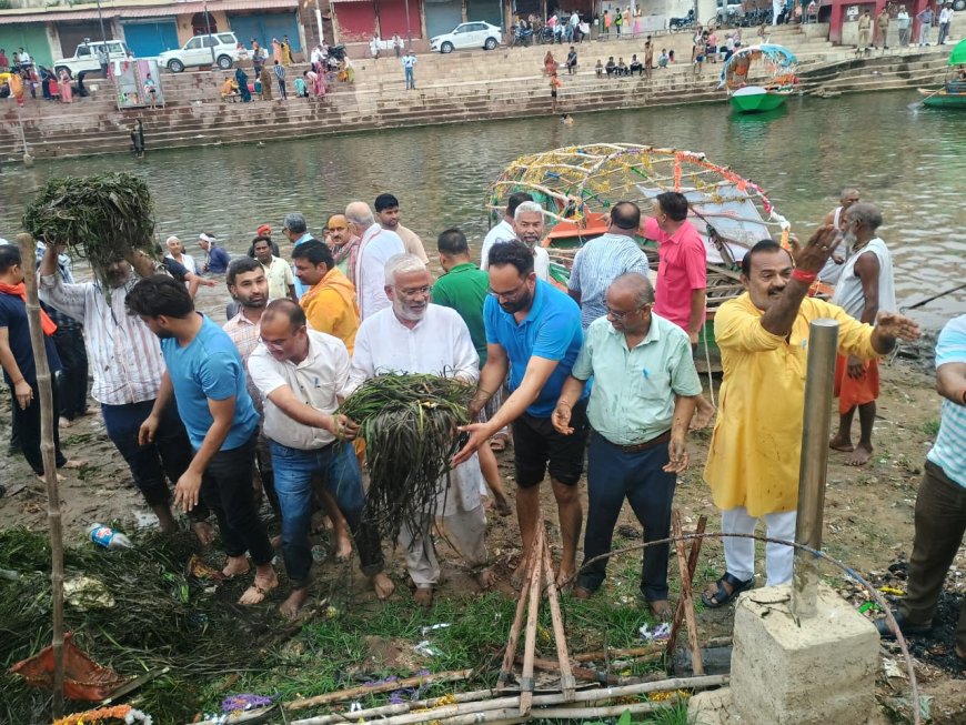 मंत्री जल शक्ति विभाग उत्तर प्रदेश सरकार  स्वतंत्र देव सिंह ने आज पंडित दीनदयाल शोध संस्थान द्वारा आयोजित मां मंदाकिनी गंगा में स्वच्छता कार्यक्रम सभी घाटो में सफाई का कार्य किया गया।