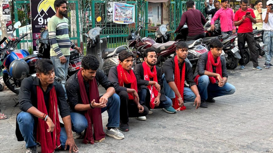 श्रीनगर के युवाओं ने नुक्कड़ नाटक के माध्यम से दी सड़क सुरक्षा की सीख।