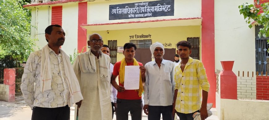 तालाब का गंदा पानी फैलने से आवागमन हुआ बाधित