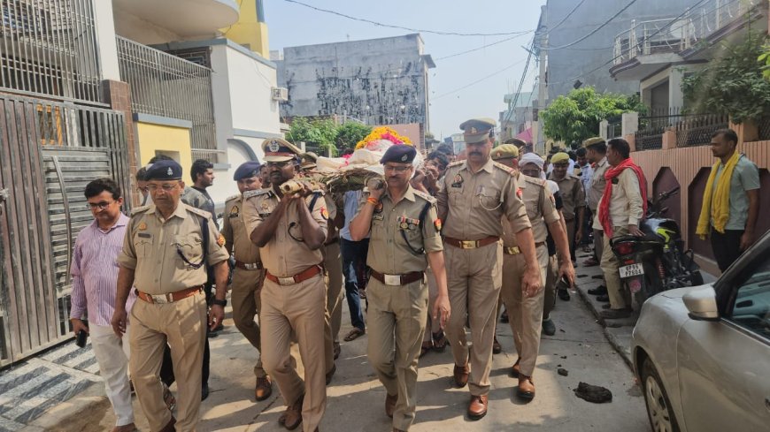 ड्यूटी के दौरान दिवंगत हुए उ0नि0 स्व0 जितेन्द्र सिंह परिहार के पार्थिव शरीर को राजकीय सम्मान के साथ दी गयी भावभीनी अन्तिम विदाई