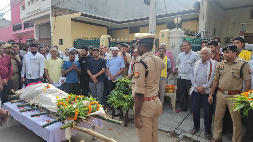 ड्यूटी के दौरान दिवंगत हुए उ0नि0 स्व0 जितेन्द्र सिंह परिहार के पार्थिव शरीर को राजकीय सम्मान के साथ दी गयी भावभीनी अन्तिम विदाई