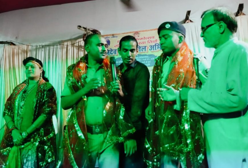 नगर थानाध्यक्ष राकेश गुप्ता एवं भजन गायिका अर्पणा पांडेय हुई सम्मानित, भजन संध्या कार्यक्रम में