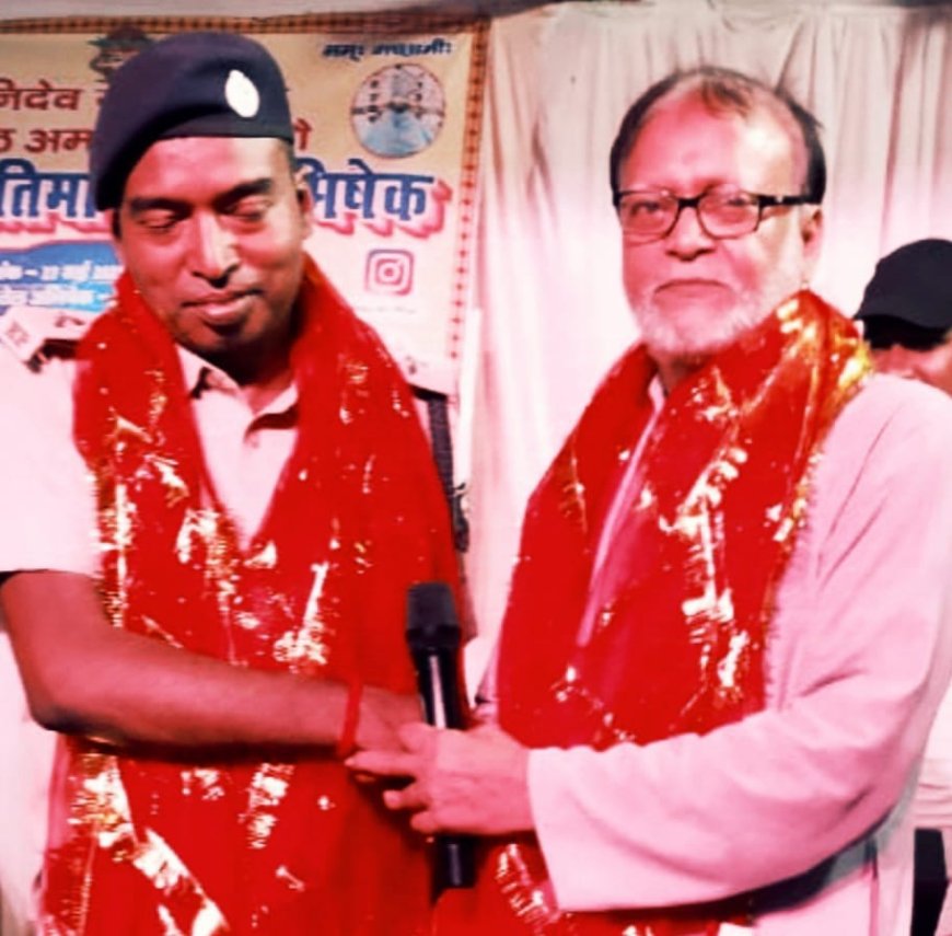 नगर थानाध्यक्ष राकेश गुप्ता एवं भजन गायिका अर्पणा पांडेय हुई सम्मानित, भजन संध्या कार्यक्रम में