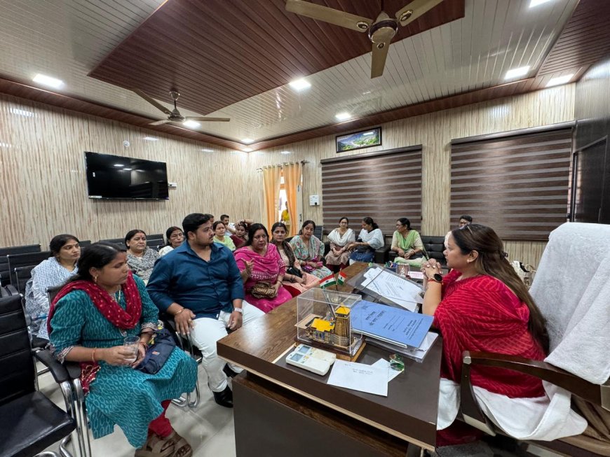 "न्यू कमलेश्वर में घटिया सड़क निर्माण कार्य पर पार्षद सूरज नेगी ने जताई नाराज़गी, मेयर आरती भंडारी से की हस्तक्षेप की मांग"।