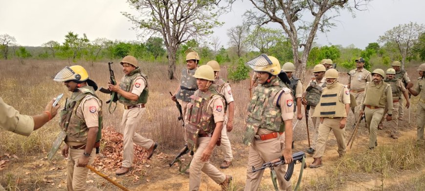 अपर पुलिस अधीक्षक के नेतृत्व में थाना मानिकपुर,मारकुण्डी पुलिस व पीएसी बल ने थाना क्षेत्र के जंगलों में कॉम्बिंग की गयी।