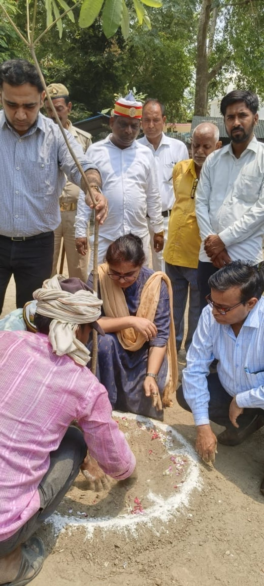एस डी एम प्रीति सिंह तहसीलदार शरद सिंह ने तहसील परिसर में आम आदि के पेंड रोपित किए