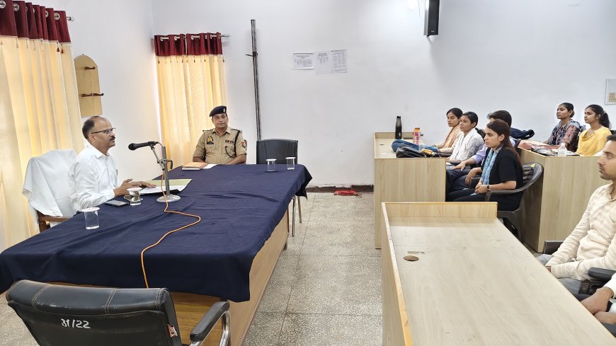 2023 के अंतर्गत चयनित अभ्यर्थियों को लखनऊ में नियुक्ति पत्र वितरित किए जाने सम्बन्ध में पुलिस अधीक्षक चित्रकूट द्वारा जनपद चित्रकूट से चयनित अभ्यर्थियों को जनपद से लखनऊ आवागमन हेतु ब्रीफ किया गया।