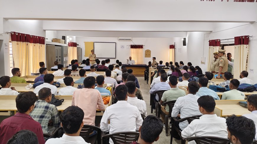 2023 के अंतर्गत चयनित अभ्यर्थियों को लखनऊ में नियुक्ति पत्र वितरित किए जाने सम्बन्ध में पुलिस अधीक्षक चित्रकूट द्वारा जनपद चित्रकूट से चयनित अभ्यर्थियों को जनपद से लखनऊ आवागमन हेतु ब्रीफ किया गया।
