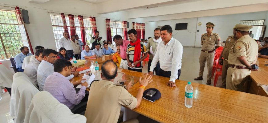 जिलाधिकारी व पुलिस अधीक्षक की अध्यक्षता में संपूर्ण समाधान दिवस का आयोजन राजापुर तहसील सभागार में संपन्न
