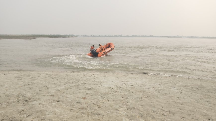 भैंस नहलाते समय परसों सरयू नदी में डूबे बलराम यादव 22 वर्ष का तीसरे दिन भी पता नहीं चल सका एस डी आर एफ की टीम रेस्क्यू ऑपरेशन में जुटी रही