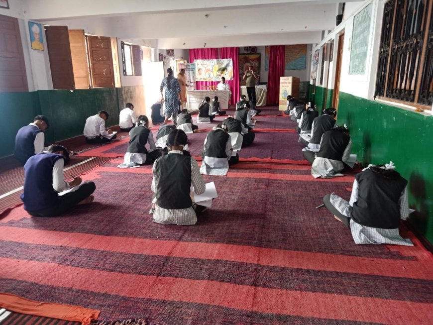 राजमती देवी सरस्वती विद्या मंदिर तिमली में ‘ॐ’ की अद्भुत आकृति के साथ योग अभ्यास, डॉ. अंजू अग्रवाल रहीं मुख्य अतिथि।