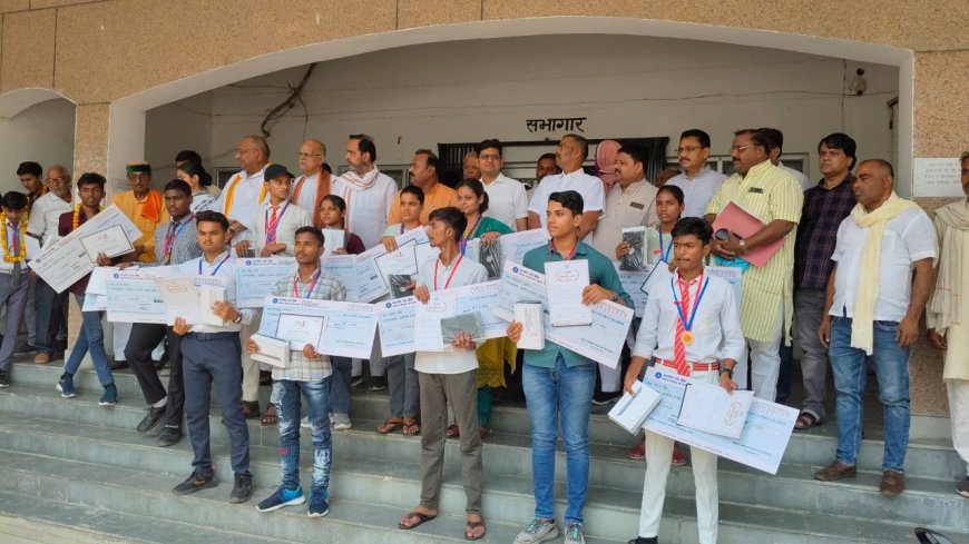 केंद्र और राज्य स्तरीय बोर्ड परीक्षाओं में उच्च अंक प्राप्त मेधावियों विद्यार्थियों को सम्मान एवं टेबलेट वितरण कार्यक्रम का आयोजन