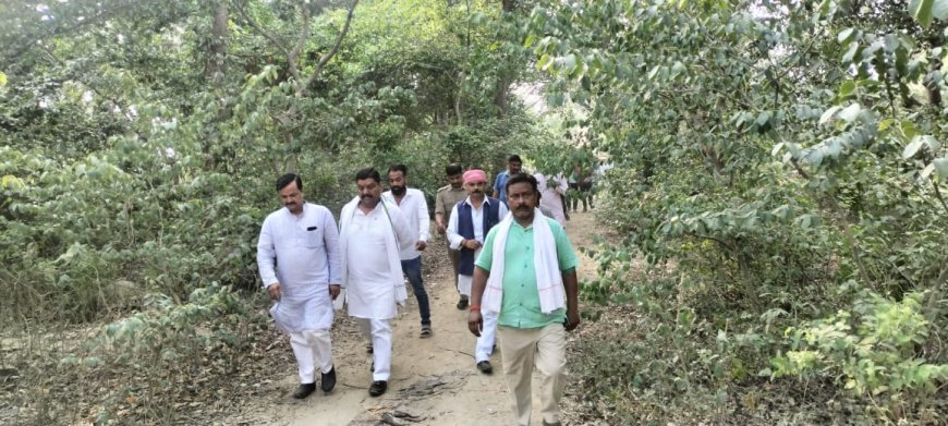 अशोक अग्रवाल की माता जी के निधन पर पूर्व कैवीनेट मंत्री अरविंद कुमार सिंह गोप ने साथियों के साथ श्रद्वांजलि दी
