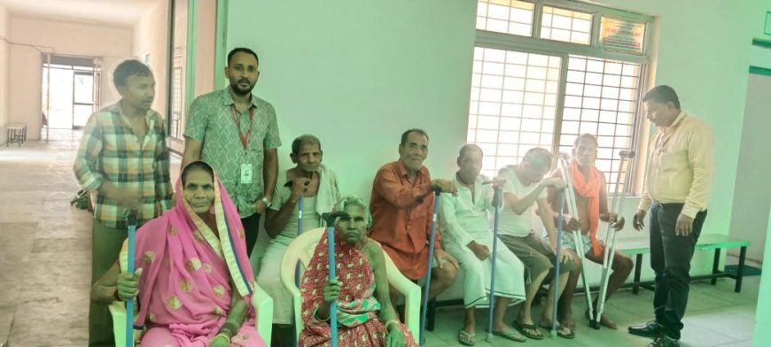 जिला पुर्नवास केन्द्र द्वारा श्रृंगी ऋषि वृद्धा आश्रम मे 7 बुजुर्गों को सहायक उपकरणो का किया गया वितरण
