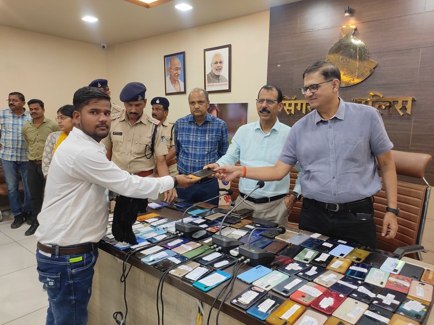 सिंगरौली पुलिस की बड़ी उपलब्धि — 328 गुम मोबाइलों की बरामदगी, कुल कीमत लगभग ₹40 लाख रुपये सायबर सेल की तकनीकी दक्षता से पुनः लौटी खोये हुये मोबाईल धारको की मुस्कान