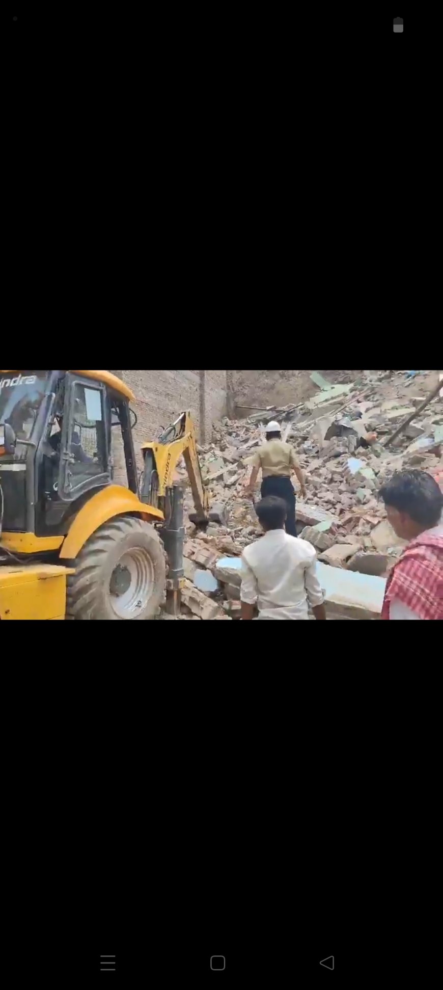 कच्ची सड़क पर बड़ा हादसा जनपद थाना गोविंद नगर में जेसीबी से खुदाई के दौरान 6 मकान गिरे
