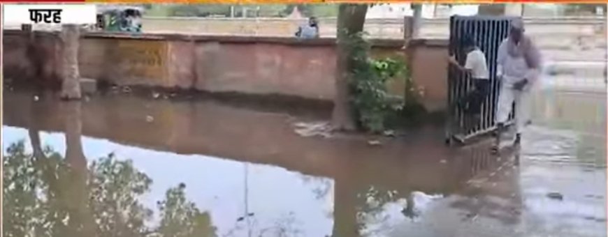 बरसात के पानी से भरा सरकारी अस्पताल