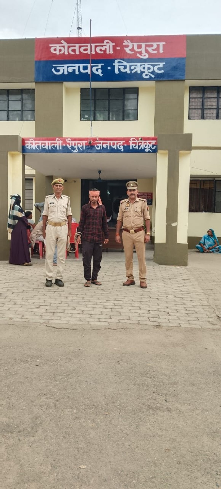 थाना रैपुरा पुलिस टीम ने 02 वाँछित अभियुक्तों को किया गिरफ्तार।