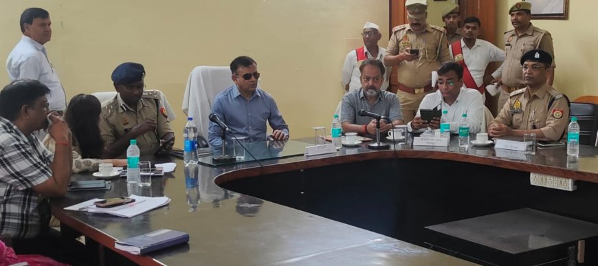 मंडलायुक्त पुलिस उपमहानिरीक्षक चित्रकूटधाम परिक्षेत्र बांदा की अध्यक्षता में तहसील सभागार कर्वी में सम्पूर्ण समाधान दिवस का आयोजन किया गया।