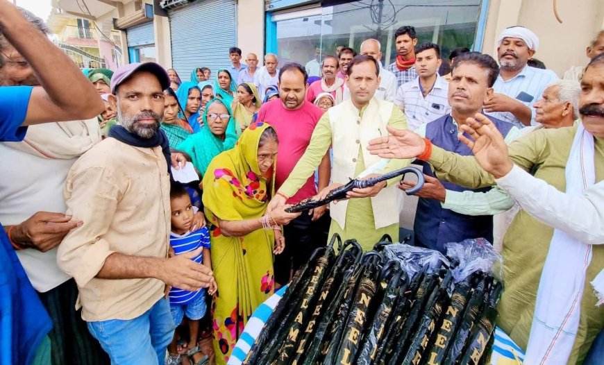 वार्ड क्रमांक 38 के पार्षद अनिल कुमार वैश्य के द्वारा400 से अधिक परिवारों को वितरित किए गए छाते