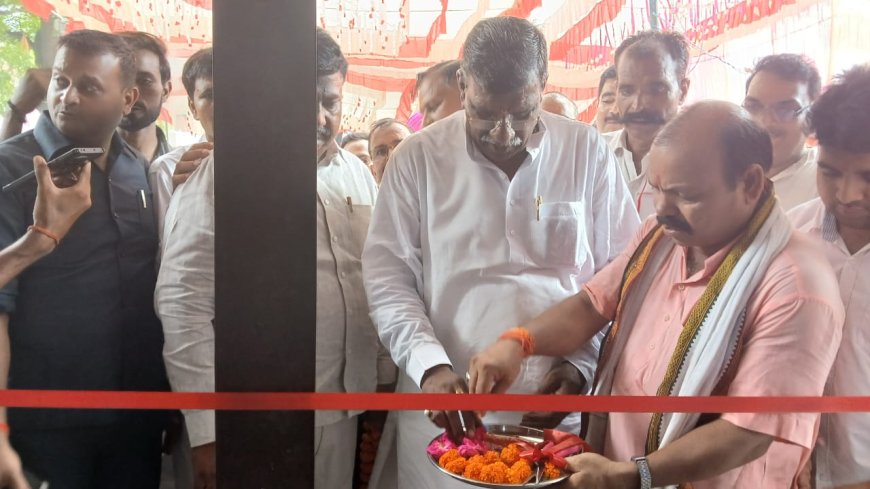 हरगांव नगर क्षेत्र में राज्यमंत्री ने किया दो अस्पतालों का अर्चन पूजन के बाद फीता काटकर विधिवत उद्घाटन