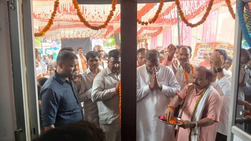 हरगांव नगर क्षेत्र में राज्यमंत्री ने किया दो अस्पतालों का अर्चन पूजन के बाद फीता काटकर विधिवत उद्घाटन