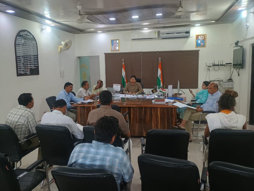 जिलाधिकारी की अध्यक्षता में महर्षि वाल्मीकि आश्रम लालापुर में पर्यटन विकास के संबंध में बैठक कलेक्ट्रेट सभागार में संपन्न हुई।