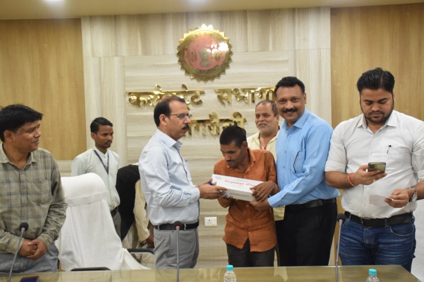 नेत्रहीन बेलन लाल यादव सुगम केन पाकर हुए खुश