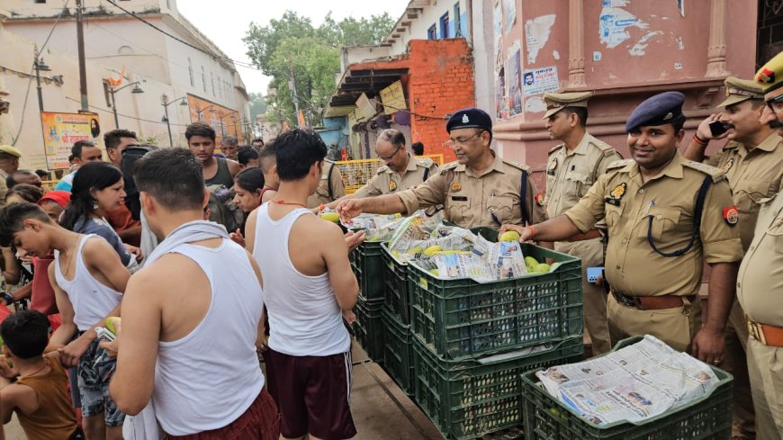 पुलिस अधीक्षक चित्रकूट ने आषाढ़ मास अमावस्या मेले मे आये हुये श्रद्धालुओं को फल वितरित किये गये