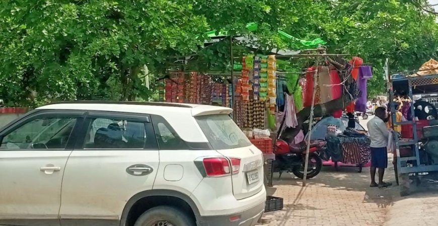 बेखौफ अतिक्रमणकारियों ने पुरुष अस्पताल गेट के बाहर जमाया कब्जा