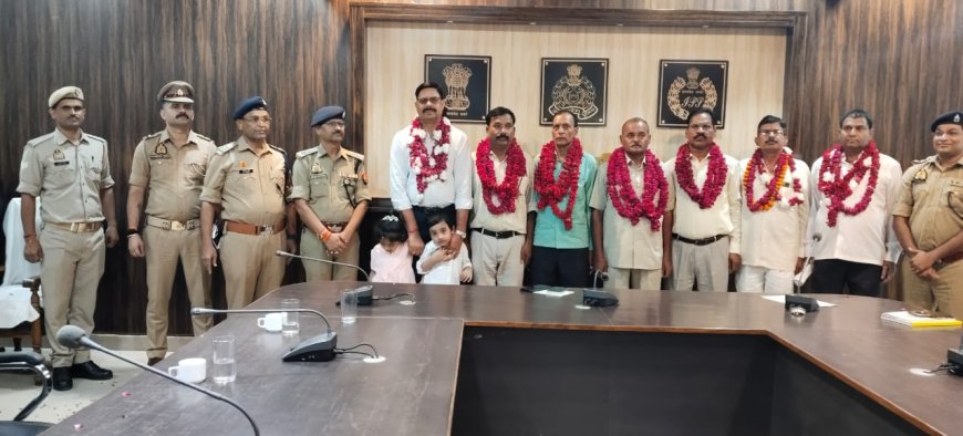 अधिवर्षता पूर्ण कर पुलिस विभाग से सेवानिवृत हो रहे प्रतिसार निरीक्षक सहित 05 उपनिरीक्षक नागरिक पुलिस, 01 मुख्य आरक्षी नागरिक पुलिस को दी गयी भावभीनी विदायी