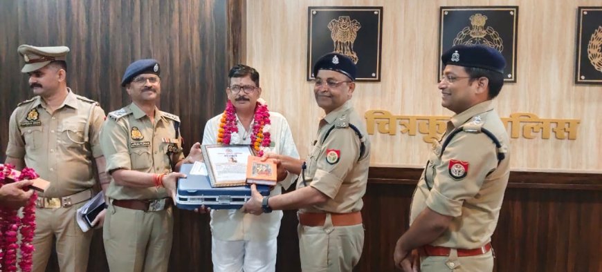 अधिवर्षता पूर्ण कर पुलिस विभाग से सेवानिवृत हो रहे प्रतिसार निरीक्षक सहित 05 उपनिरीक्षक नागरिक पुलिस, 01 मुख्य आरक्षी नागरिक पुलिस को दी गयी भावभीनी विदायी