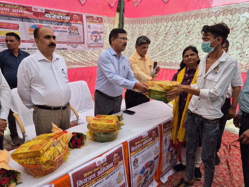 छय रोगियों को पोषण पोटली वितरित कर बने जिलाधिकारी मित्र